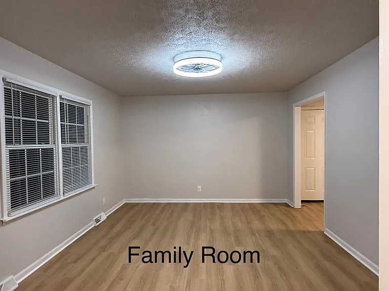 241 Kenmore Dr — Photo 3