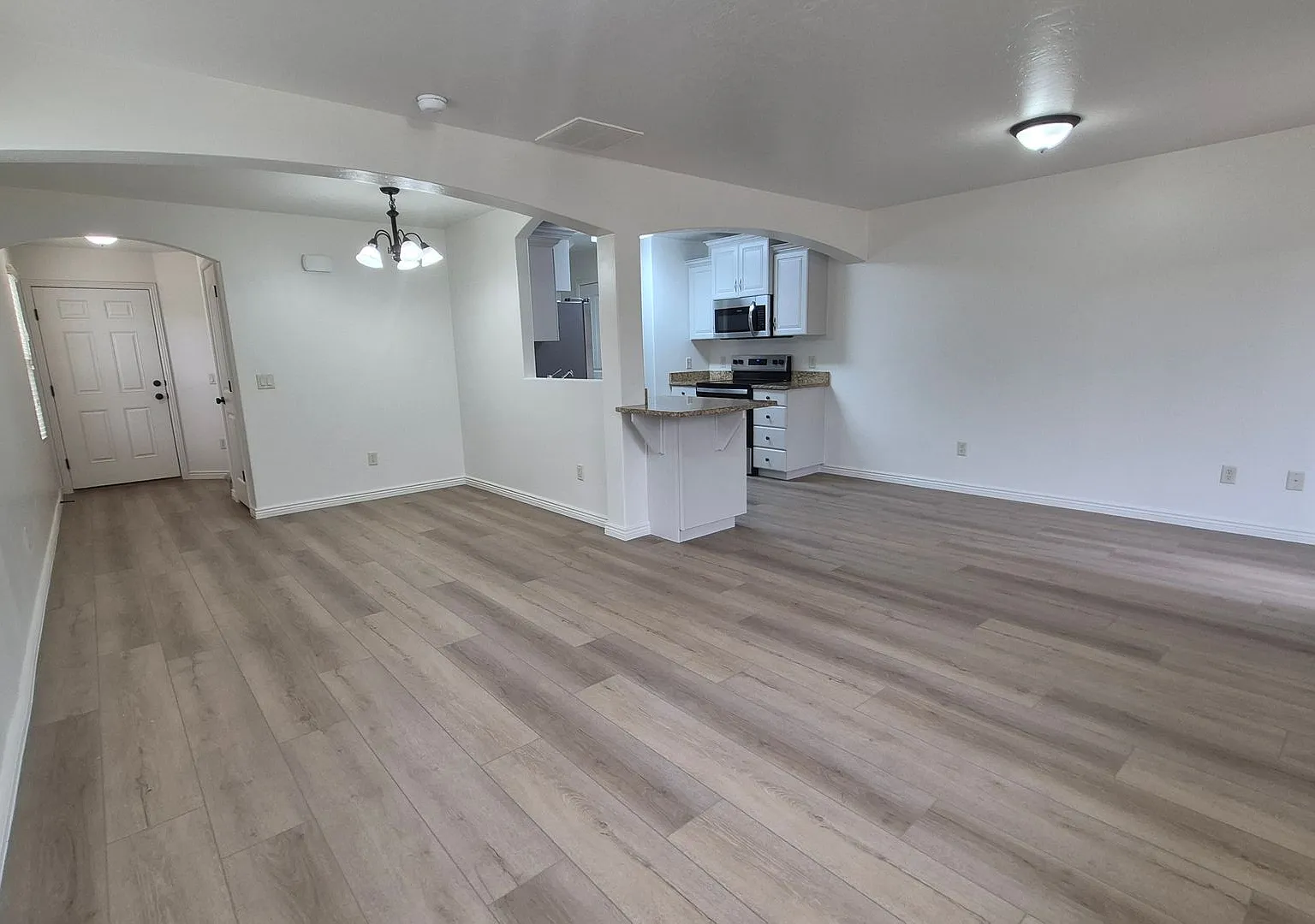 Remodeled 3 Bed / 2.5 Bath Townhome in Great Location — Photo 2