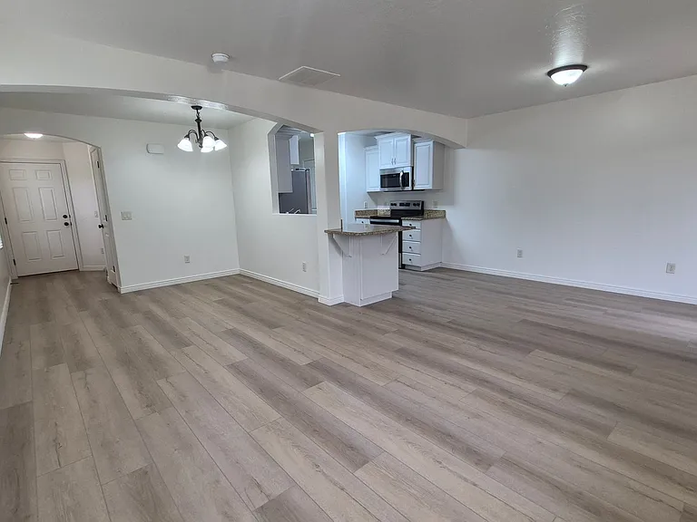 1000 E Bluffview Dr #32 — Photo 3