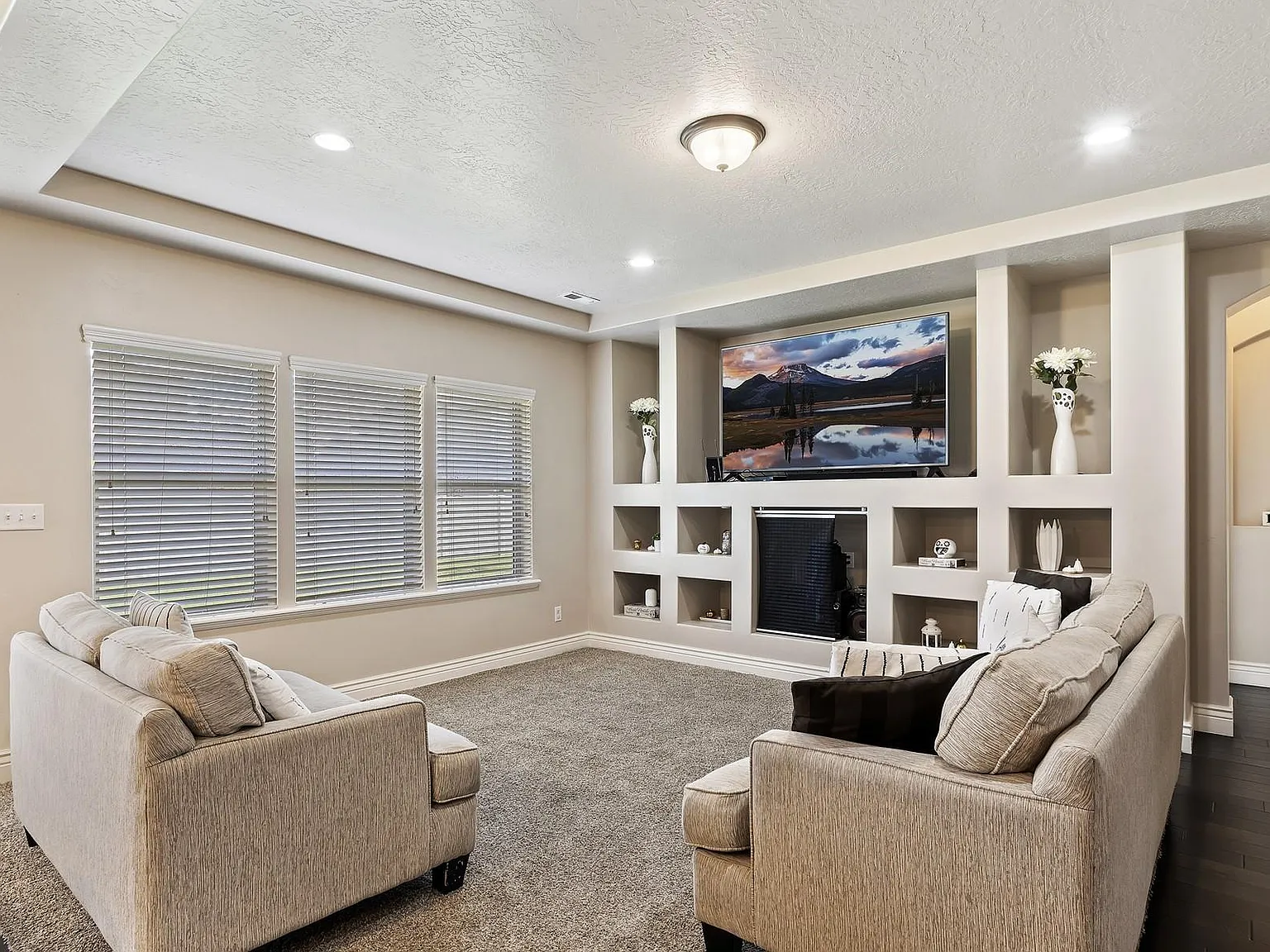 5 bed, 2.5 bath, 3196 sqft, $3,200 — Photo 3