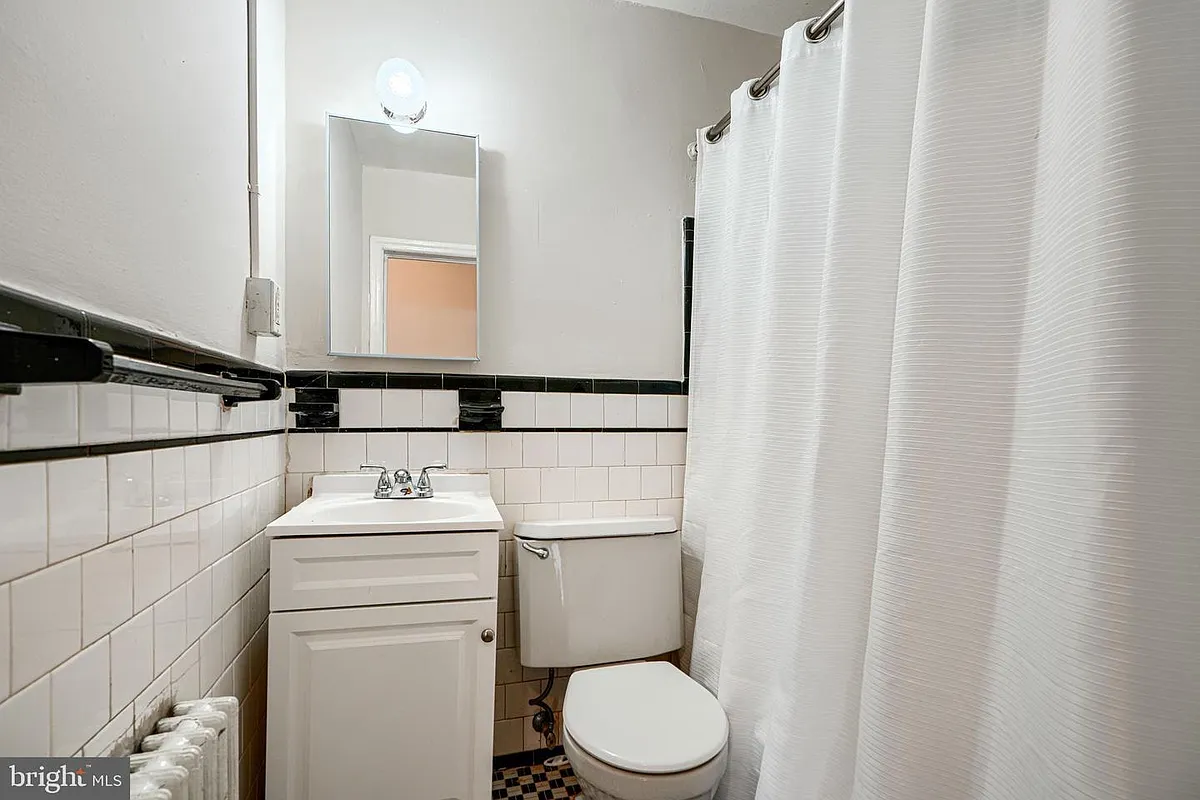 Building Photo - 5626 Midwood Ave #2