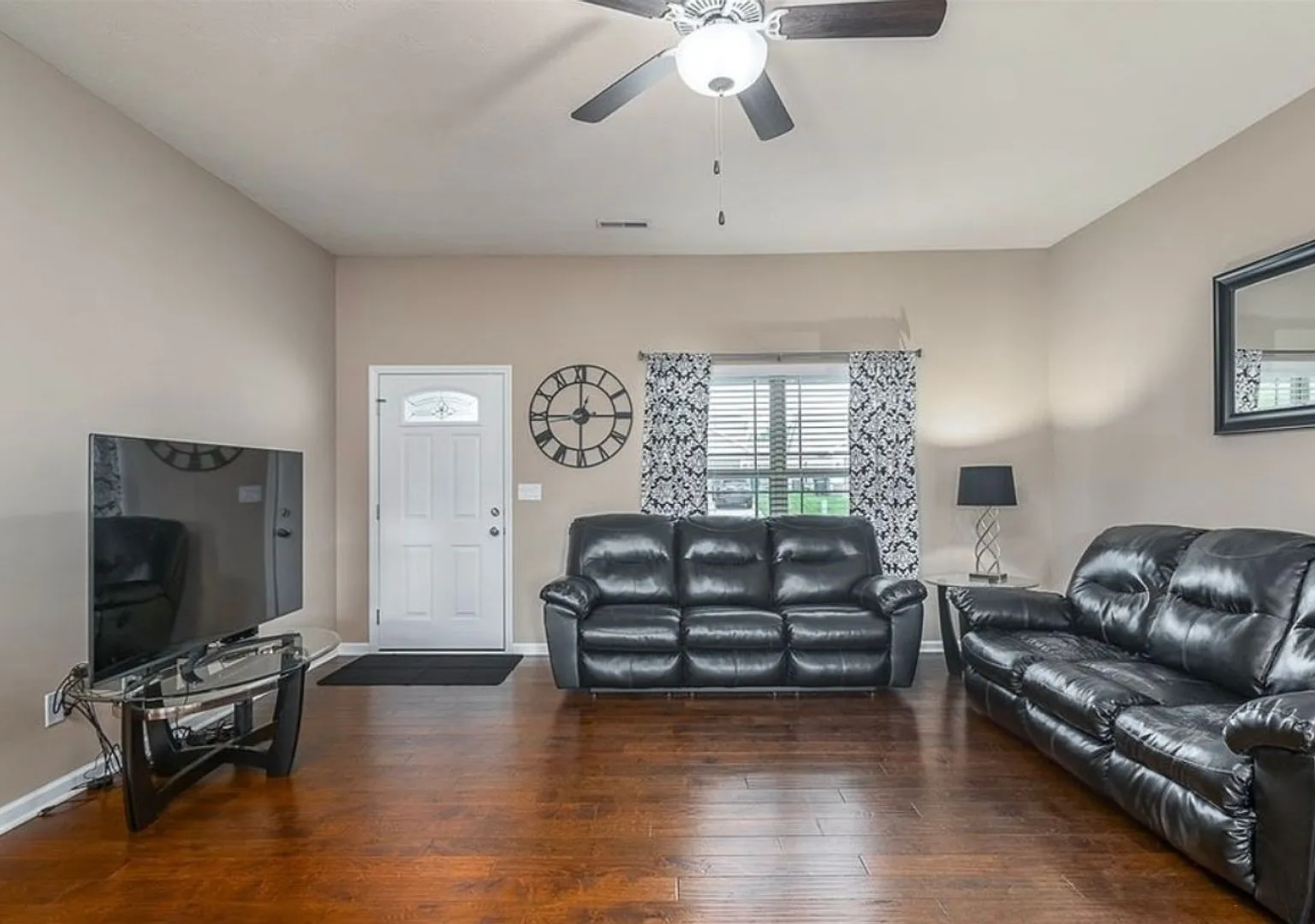 3BR/2BA Home with Two Car Garage, Fenced Back Yard For Rent in Jeffersonville! — Photo 4