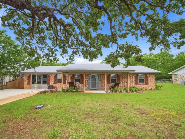 415 W Decherd St, Franklin, TX 77856