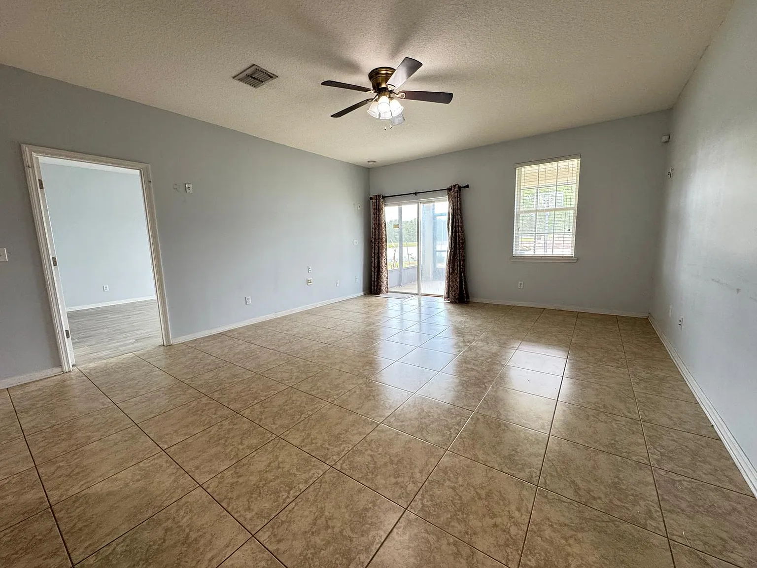 4 bed, 2480 sqft, $2,495 — Photo 3