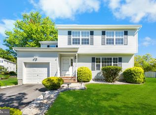 4 Blossom Dr, Ewing, NJ 08638