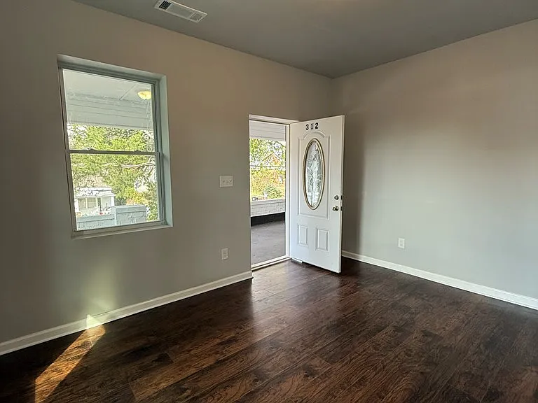 312 Kingston Ave NE — Photo 2