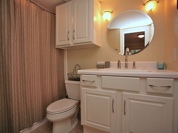 downstairs en suite full bathroom