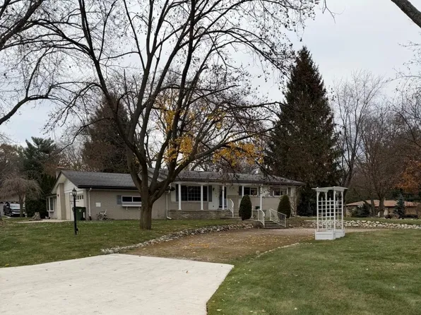 52816 Heatherway Dr N, Utica, MI 48316