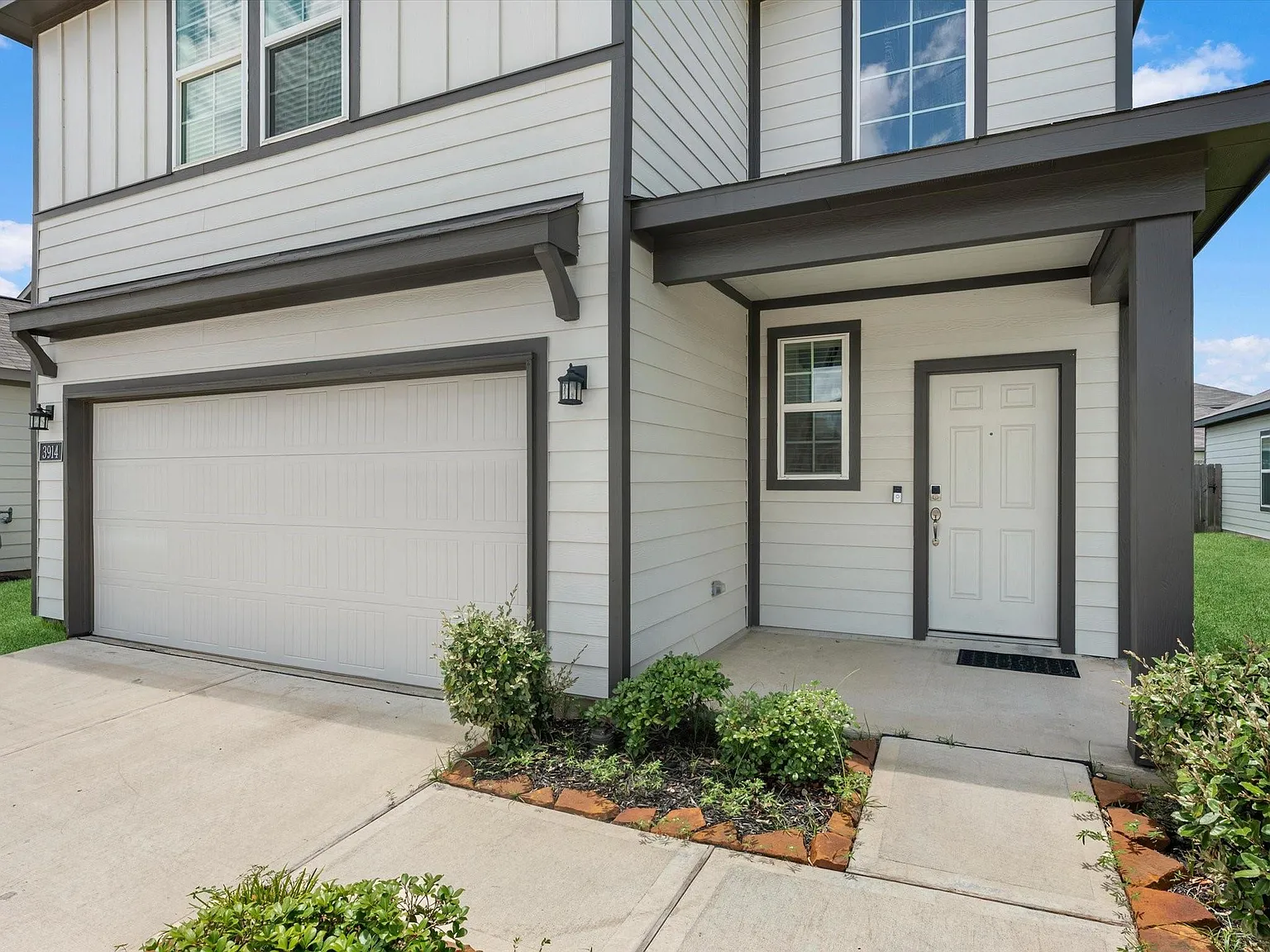 5 bed, 3.0 bath, 2438 sqft, $2,499 — Photo 2
