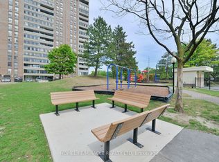 15 Kensington Rd #1703, Brampton, ON L6T3W2