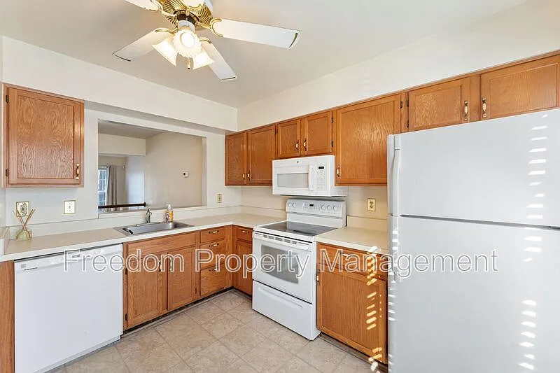 3 bed, 3.5 bath, 2040 sqft, $2,492 — Photo 2