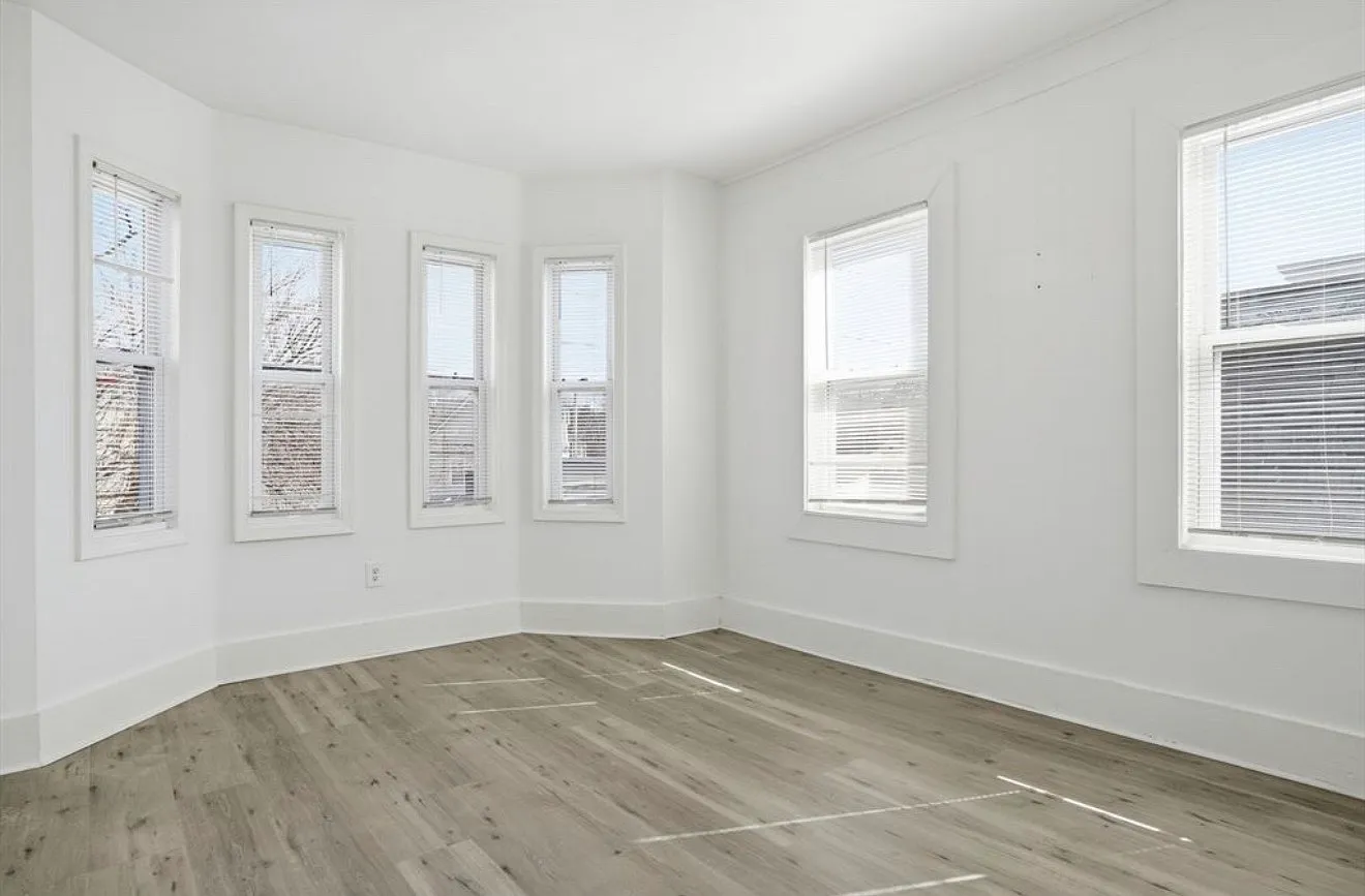 3 bed, 1060 sqft, $2,300 — Photo 3
