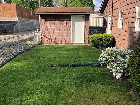 5th image of 411 Martha St