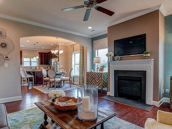 3rd image of 137 Martingale Ave