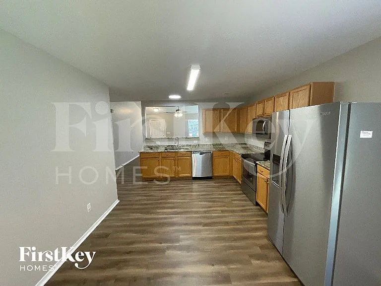 520 Martha Ct — Photo 4