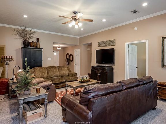 4th image of 1307 Markham Ct