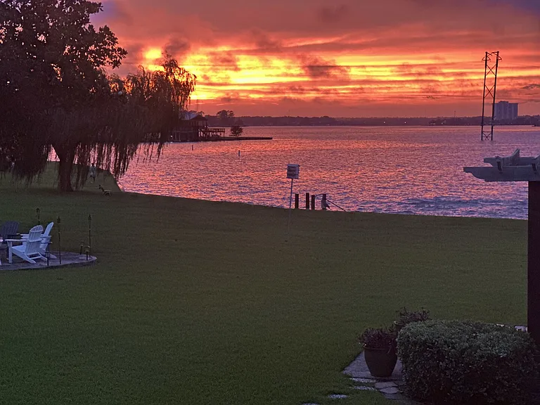 April Point Dr N — Photo 1