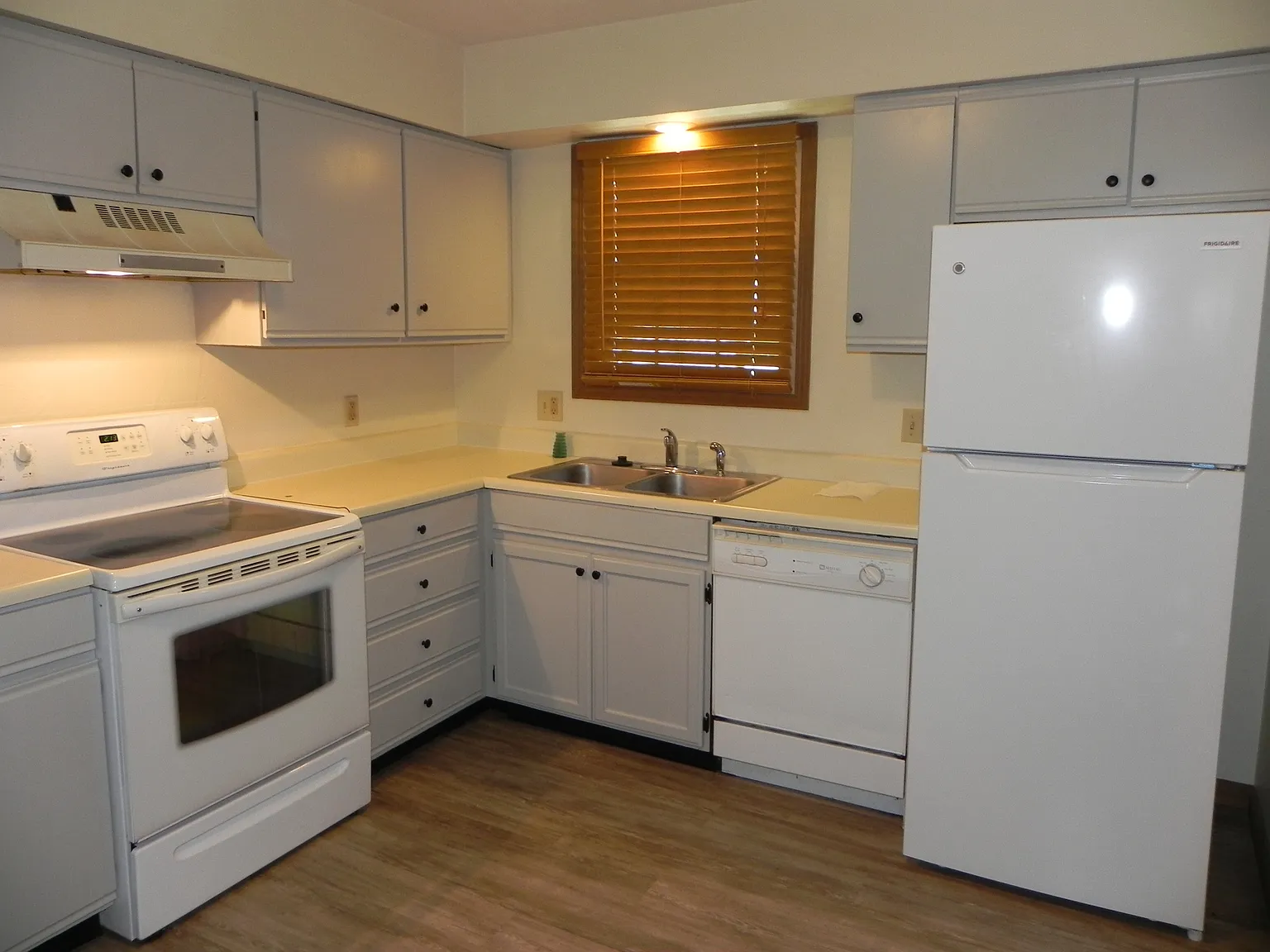 3 bed, 1.5 bath, 2500 sqft, $1,495 — Photo 2