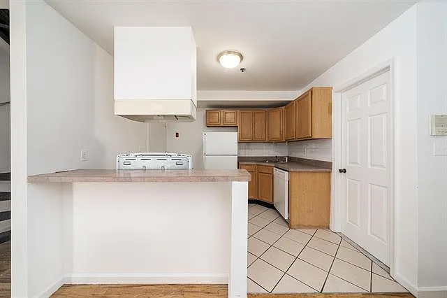 4 bed, 2.5 bath, 1200 sqft, $6,000 — Photo 4