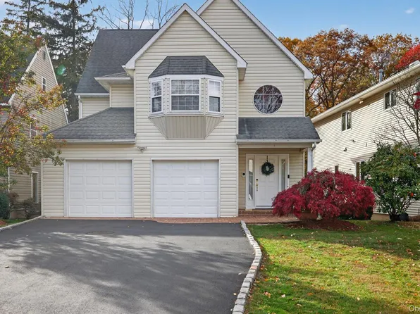 9 Oxford Court, Wheatley Heights, NY 11798