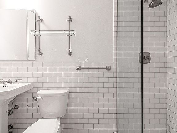 4th image of 153 E 32nd St Lbby Lb