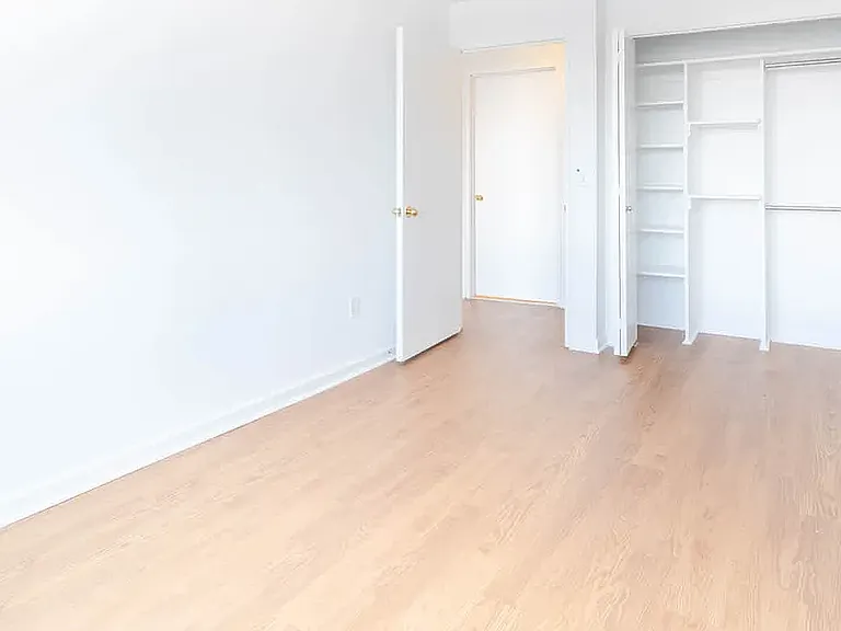 180 Riverside Blvd #10V — Photo 58