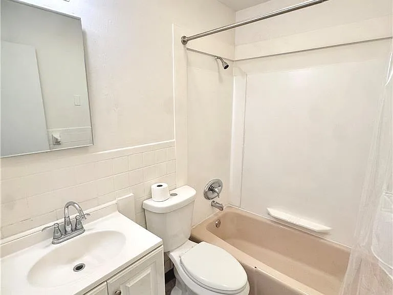 2043 W Allen St #A — Photo 16