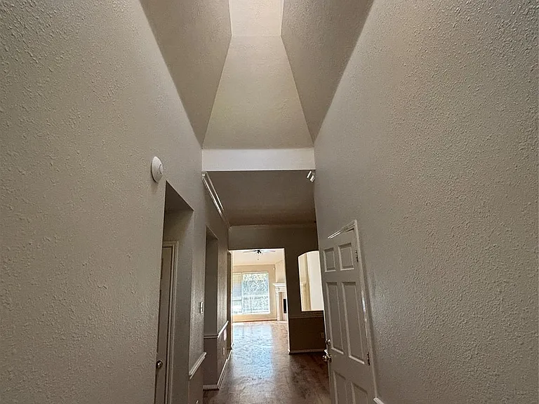 3526 Glenhill Dr — Photo 2