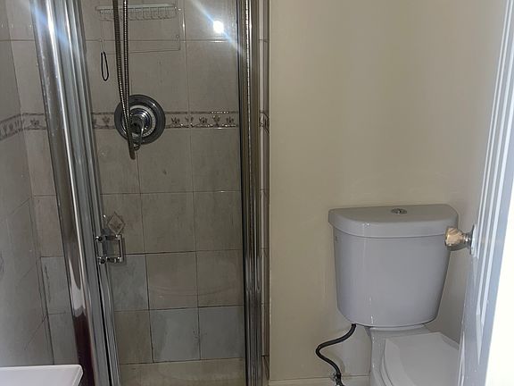 5th image of 405 Essex St Fl 2