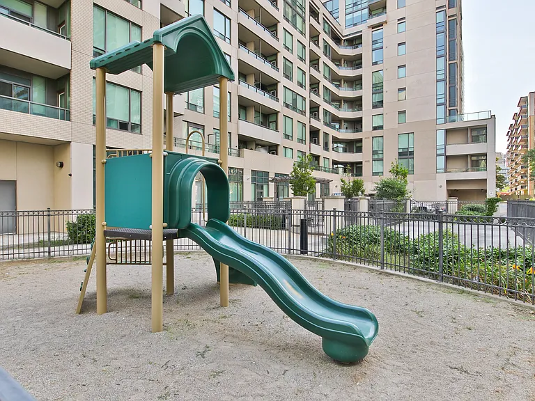 220 Redpath Ave #603 — Photo 12