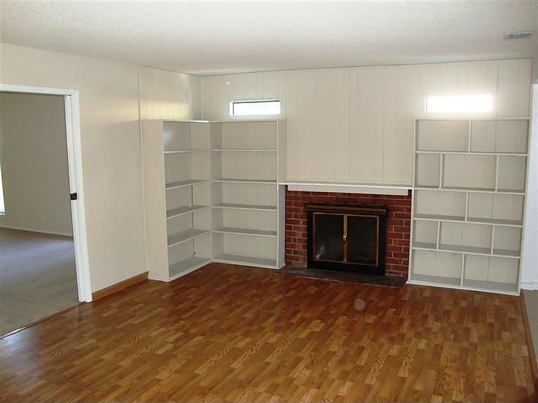 2nd image of 1424 Oakmont Dr
