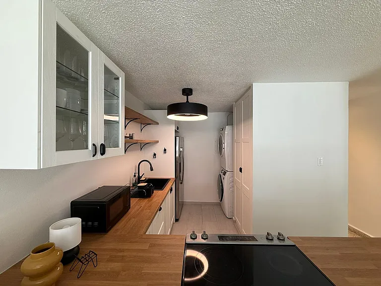 KITCHEN / LAUNDRY