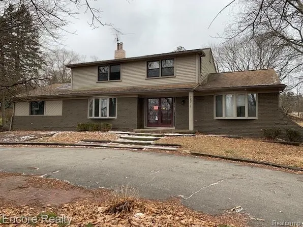 35711 Castlemeadow Dr, Farmington Hills, MI 48335