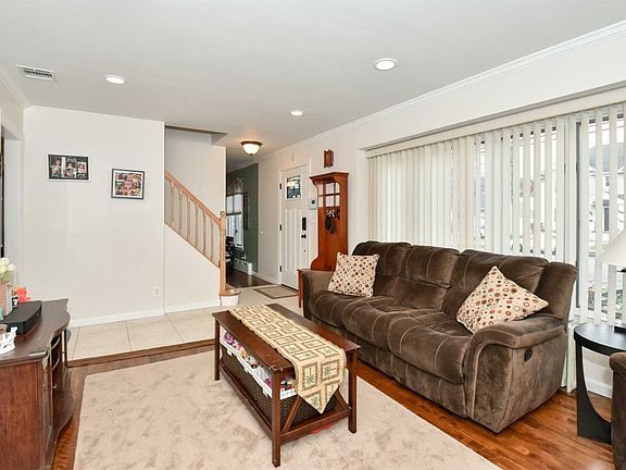 5th image of 125 Charles Ave