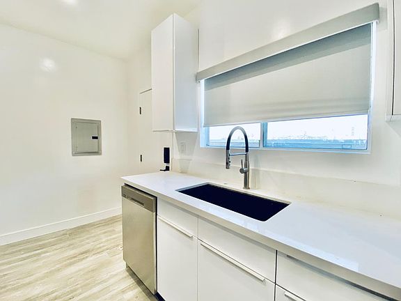 3rd image of 627 Brittania St #627-3-4