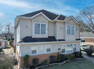 8912 Harms Rd, Morton Grove, IL 60053