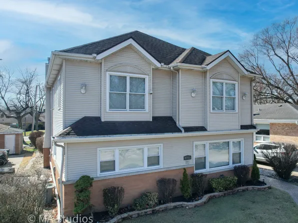 8912 Harms Rd, Morton Grove, IL 60053