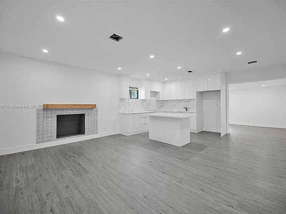 5th image of 19621 NE Miami Ct