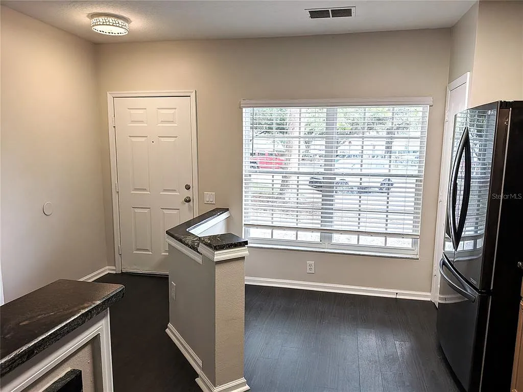 Building Photo - 902 Vineland Pl