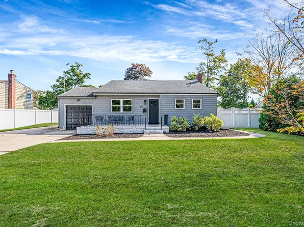 29 Edgewater Avenue, Bayport, NY 11705