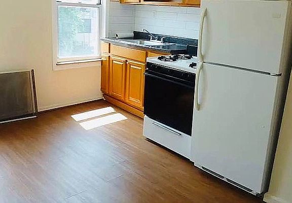 2nd image of 418 Cornelia St #2