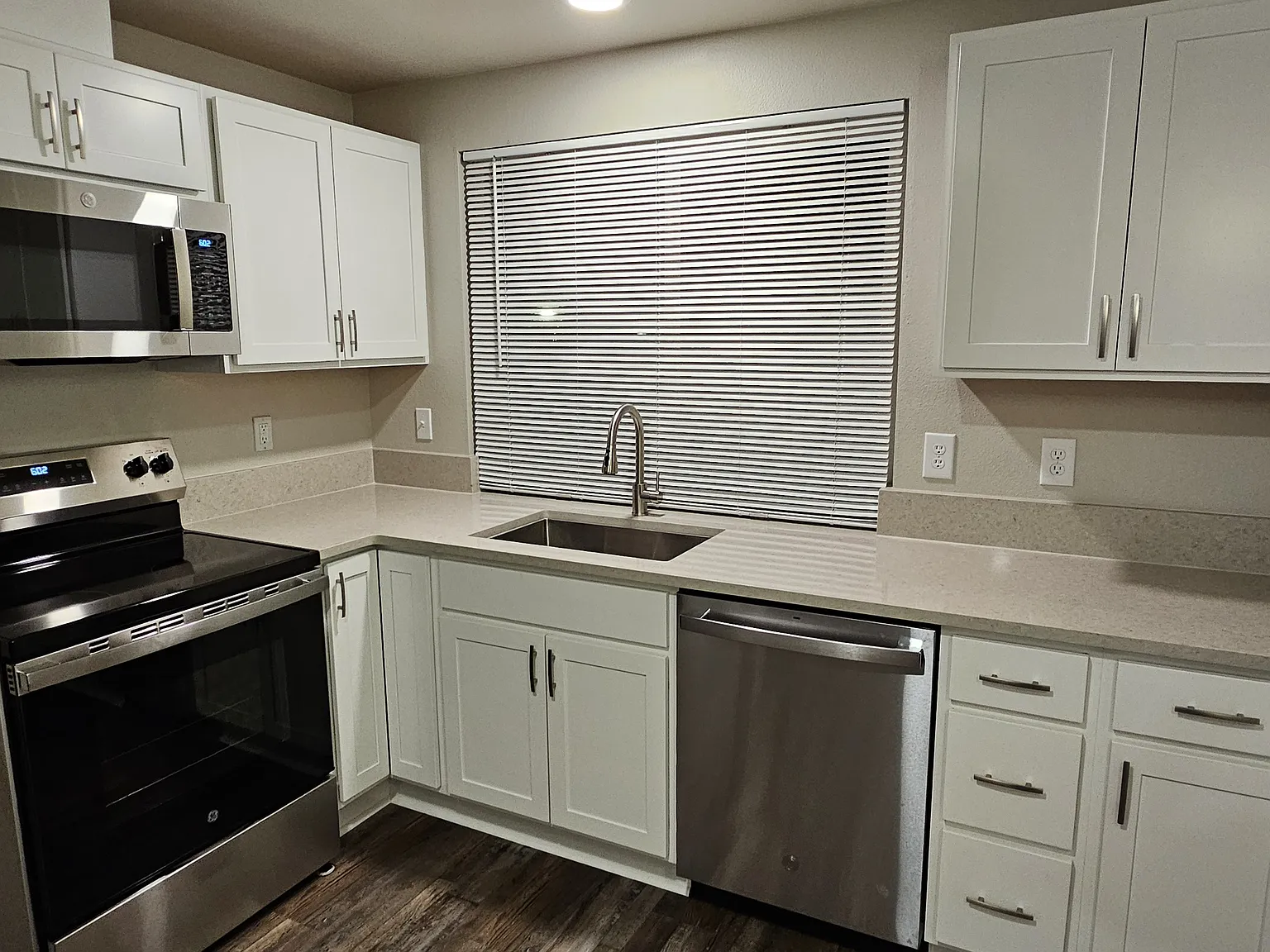 1126 Sleater Kinney Rd SE — Photo 2