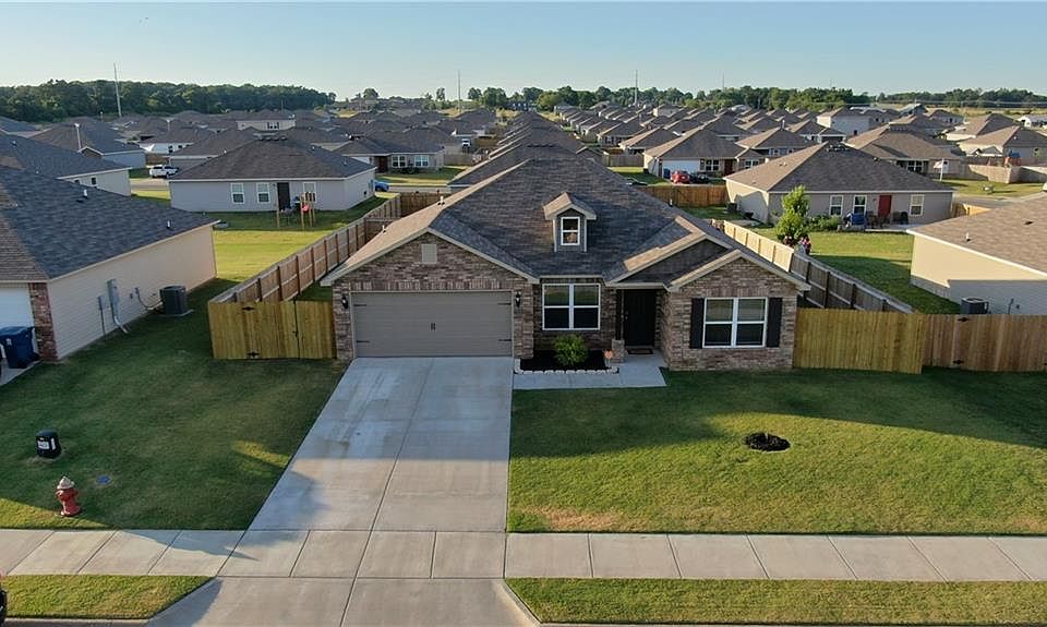 1st image of 829 NW Evans Cir