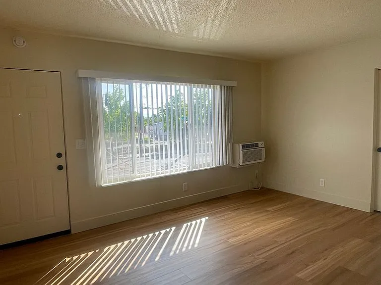 1090 N Court St — Photo 7
