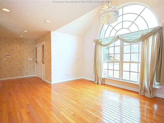 5th image of 161 Maple Grove Dr