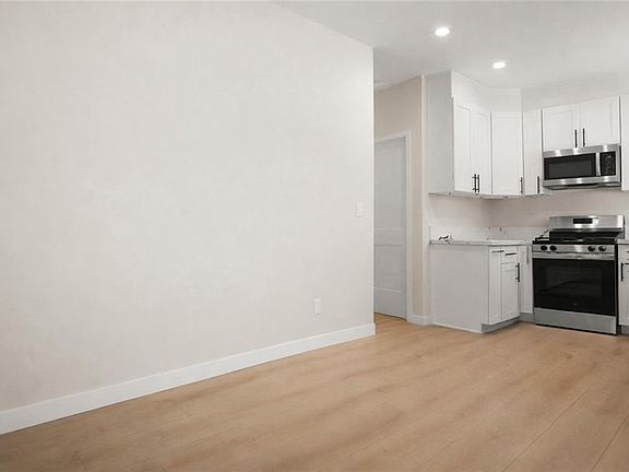 4th image of 19928 Hatton St