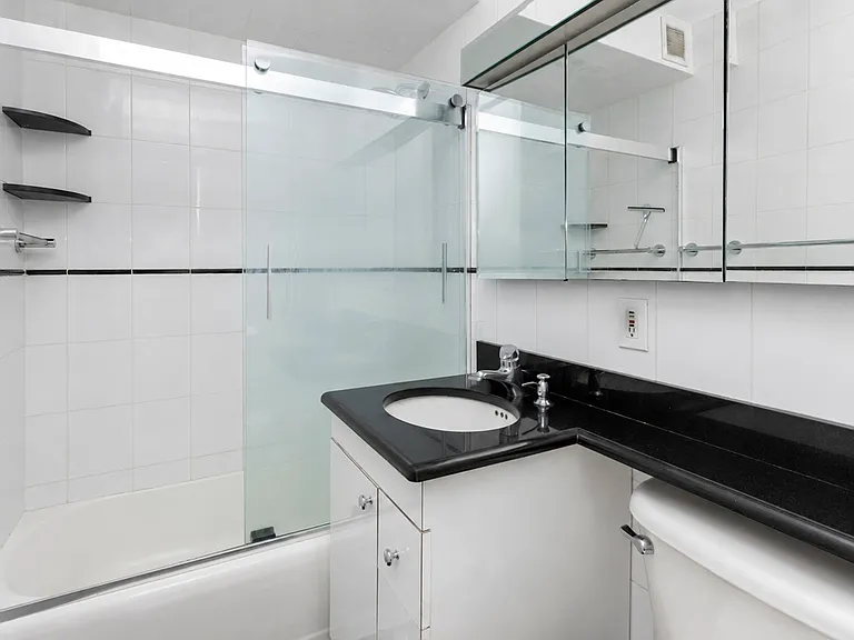 300 E 33rd St #18P — Photo 7