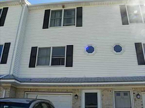 96 Sunflower Cir, North Providence, RI 02911