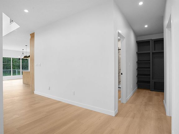 4th image of 955 Elderberry Ct