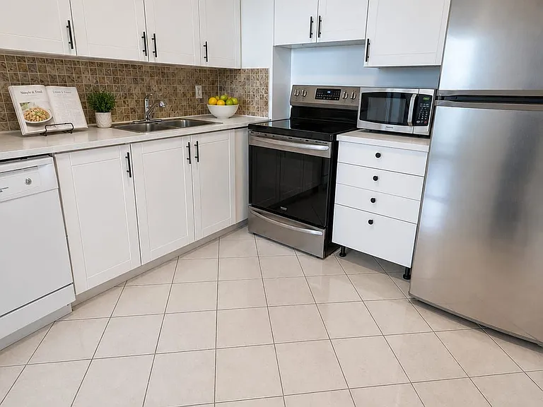 3559 Eglinton Ave W #611 — Photo 4